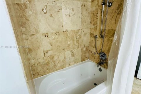Condominio en alquiler en Miami, Florida, 1 dormitorio, 98.29 m2 № 1996439 - foto 12
