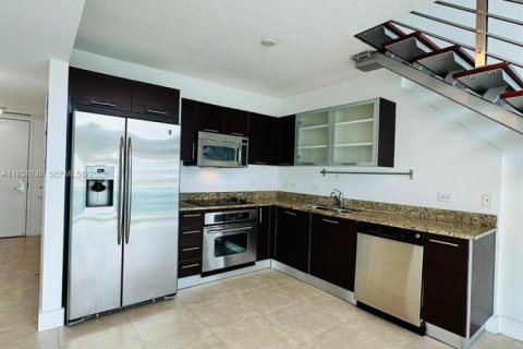 Condominio en alquiler en Miami, Florida, 1 dormitorio, 98.29 m2 № 1996439 - foto 2