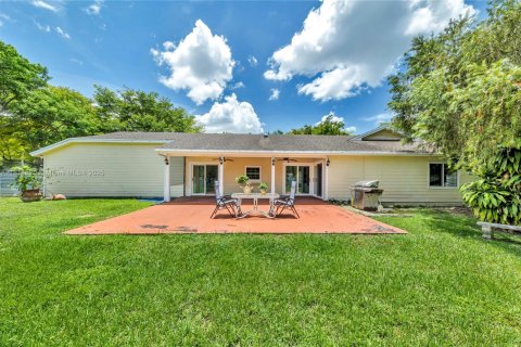 House in Miami, Florida 4 bedrooms, 200.02 sq.m. № 1762965 - photo 13
