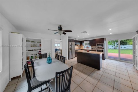 House in Miami, Florida 4 bedrooms, 200.02 sq.m. № 1762965 - photo 6