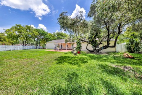 House in Miami, Florida 4 bedrooms, 200.02 sq.m. № 1762965 - photo 15