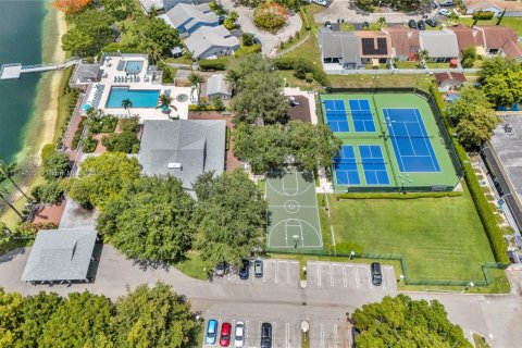House in Miami, Florida 4 bedrooms, 200.02 sq.m. № 1762965 - photo 16
