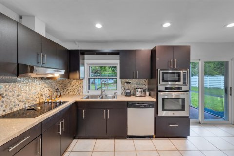 House in Miami, Florida 4 bedrooms, 200.02 sq.m. № 1762965 - photo 7