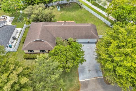 House in Miami, Florida 4 bedrooms, 200.02 sq.m. № 1762965 - photo 12