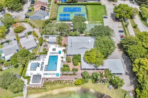House in Miami, Florida 4 bedrooms, 200.02 sq.m. № 1762965 - photo 17