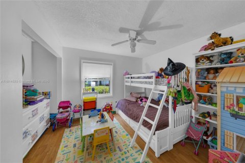 House in Miami, Florida 4 bedrooms, 200.02 sq.m. № 1762965 - photo 10