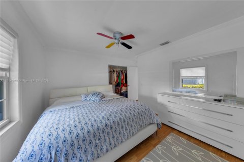 House in Miami, Florida 4 bedrooms, 200.02 sq.m. № 1762965 - photo 9
