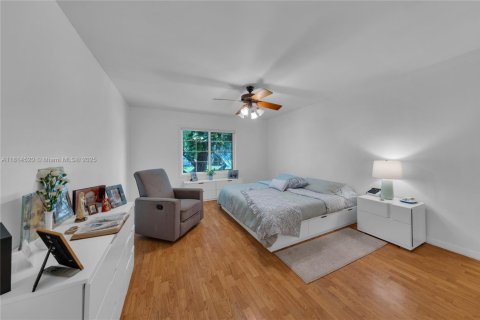 House in Miami, Florida 4 bedrooms, 200.02 sq.m. № 1762965 - photo 8