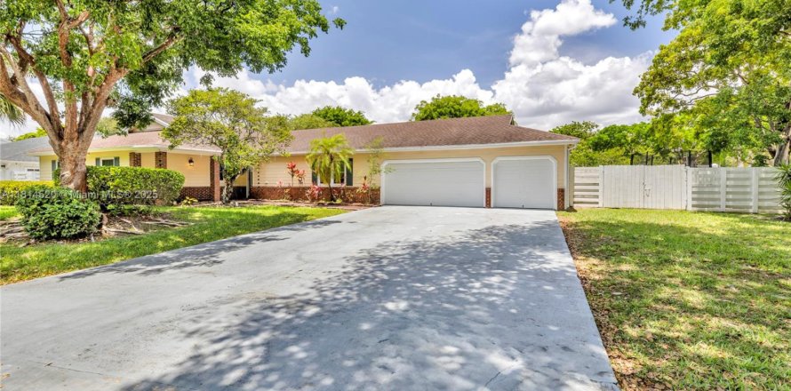 House in Miami, Florida 4 bedrooms, 200.02 sq.m. № 1762965
