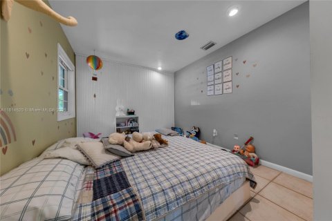 House in Miami, Florida 4 bedrooms, 200.02 sq.m. № 1762965 - photo 11