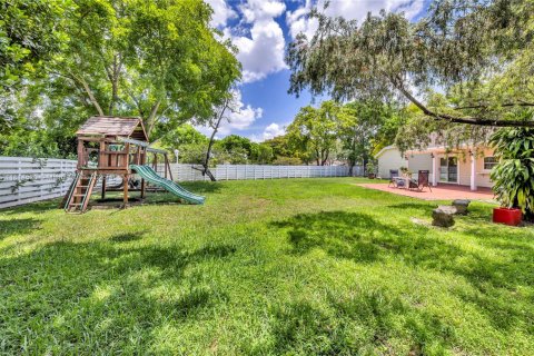 House in Miami, Florida 4 bedrooms, 200.02 sq.m. № 1762965 - photo 14