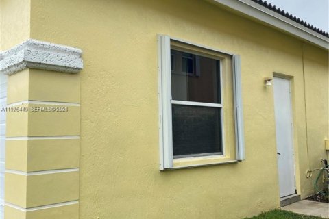 Commercial property in Pembroke Pines, Florida 1 bedroom, 285.49 sq.m. № 2042618 - photo 2