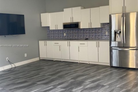 Commercial property in Pembroke Pines, Florida 1 bedroom, 285.49 sq.m. № 2042618 - photo 4