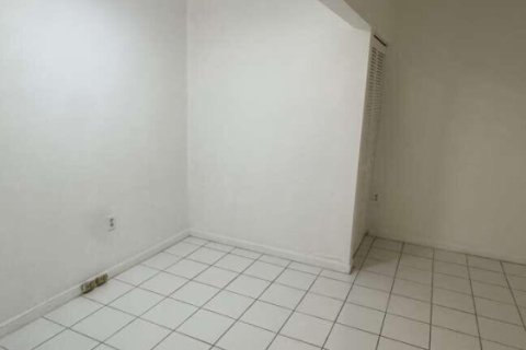 Снять в аренду квартиру в Корал-Гейблс, Флорида 3 комнаты, 55.74м2, № 2242325 - фото 5