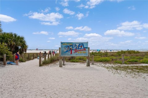 House in Siesta Key, Florida 3 bedrooms, 267.74 sq.m. № 1562531 - photo 18
