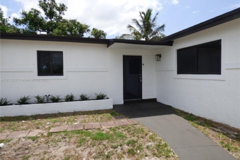 House in Miami Gardens, Florida 4 bedrooms, 145.02 sq.m. № 1760892 - photo 15