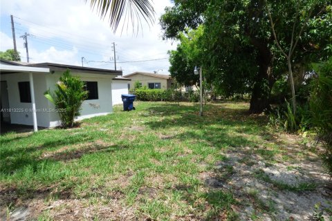 House in Miami Gardens, Florida 4 bedrooms, 145.02 sq.m. № 1760892 - photo 17