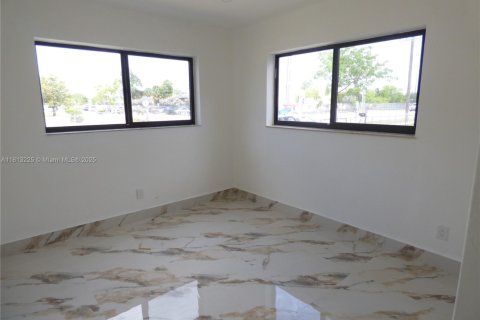 House in Miami Gardens, Florida 4 bedrooms, 145.02 sq.m. № 1760892 - photo 7
