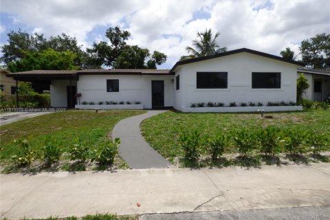 House in Miami Gardens, Florida 4 bedrooms, 145.02 sq.m. № 1760892 - photo 1