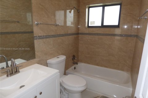 House in Miami Gardens, Florida 4 bedrooms, 145.02 sq.m. № 1760892 - photo 5