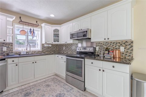 House in Belle Isle, Florida 4 bedrooms, 221.76 sq.m. № 1816850 - photo 10