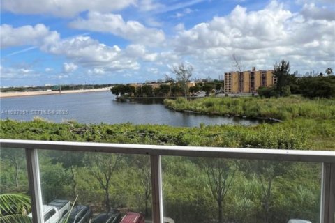 Снять в аренду кондоминиум в Майами, Флорида 1 спальня, 63.64м2, № 1989354 - фото 2