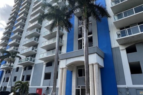 Снять в аренду кондоминиум в Майами, Флорида 1 спальня, 63.64м2, № 1989354 - фото 1