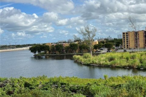 Снять в аренду кондоминиум в Майами, Флорида 1 спальня, 63.64м2, № 1989354 - фото 9