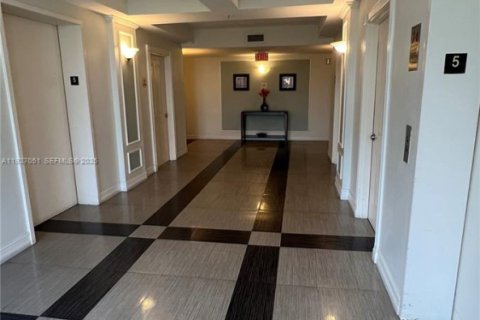 Снять в аренду кондоминиум в Майами, Флорида 1 спальня, 63.64м2, № 1989354 - фото 3