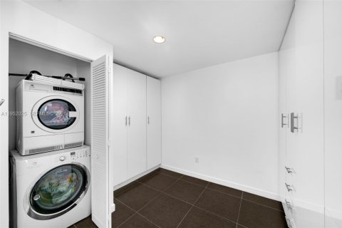 Condominio en venta en Miami, Florida, 1 dormitorio, 76.55 m2 № 2006133 - foto 24