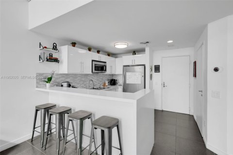 Condominio en venta en Miami, Florida, 1 dormitorio, 76.55 m2 № 2006133 - foto 9