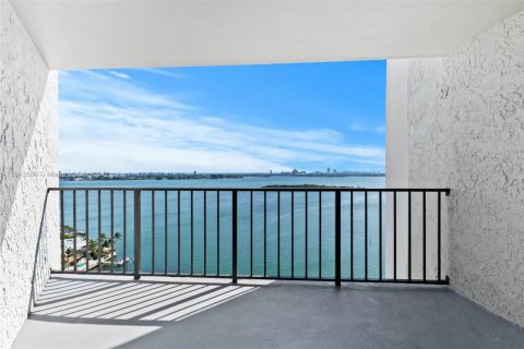 Condo in Miami, Florida, 1 bedroom  № 1763941 - photo 2