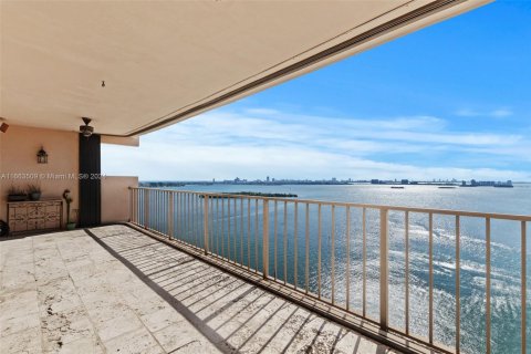 Condo in Miami, Florida, 1 bedroom  № 1763941 - photo 3
