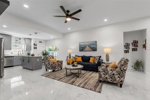 House in Orange City, Florida 3 bedrooms, 148.64 sq.m. № 1632288 - photo 6