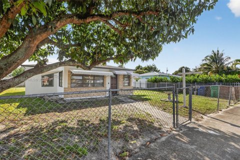 Casa en venta en Miami Gardens, Florida, 2 dormitorios, 89.37 m2 № 1992311 - foto 2