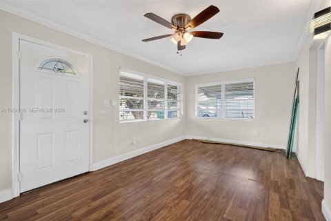 Casa en venta en Miami Gardens, Florida, 2 dormitorios, 89.37 m2 № 1992311 - foto 3