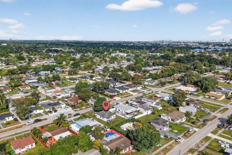 Casa en venta en Miami Gardens, Florida, 2 dormitorios, 89.37 m2 № 1992311 - foto 29