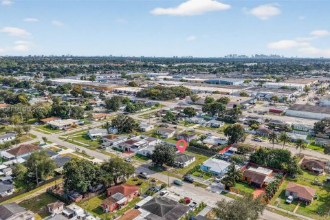 Casa en venta en Miami Gardens, Florida, 2 dormitorios, 89.37 m2 № 1992311 - foto 27