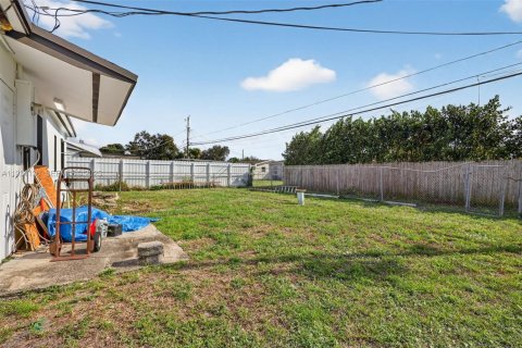 Casa en venta en Miami Gardens, Florida, 2 dormitorios, 89.37 m2 № 1992311 - foto 18