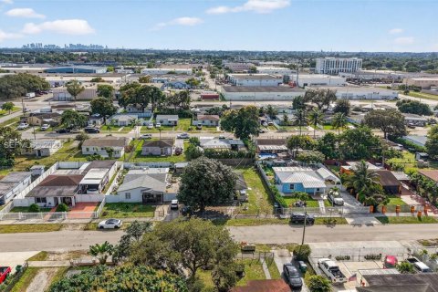 Casa en venta en Miami Gardens, Florida, 2 dormitorios, 89.37 m2 № 1992311 - foto 23