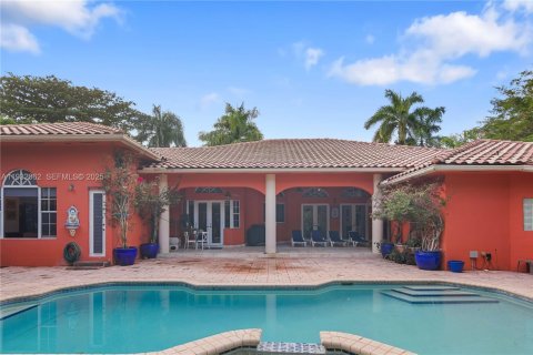 House in Pinecrest, Florida 6 bedrooms, 449.74 sq.m. № 1990672 - photo 25