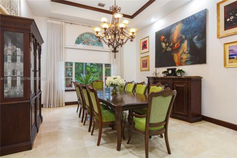 House in Pinecrest, Florida 6 bedrooms, 449.74 sq.m. № 1990672 - photo 8