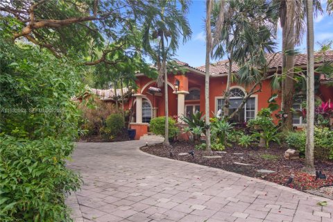 House in Pinecrest, Florida 6 bedrooms, 449.74 sq.m. № 1990672 - photo 2