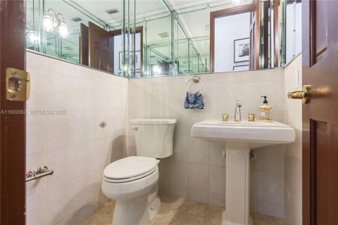 House in Pinecrest, Florida 6 bedrooms, 449.74 sq.m. № 1990672 - photo 20