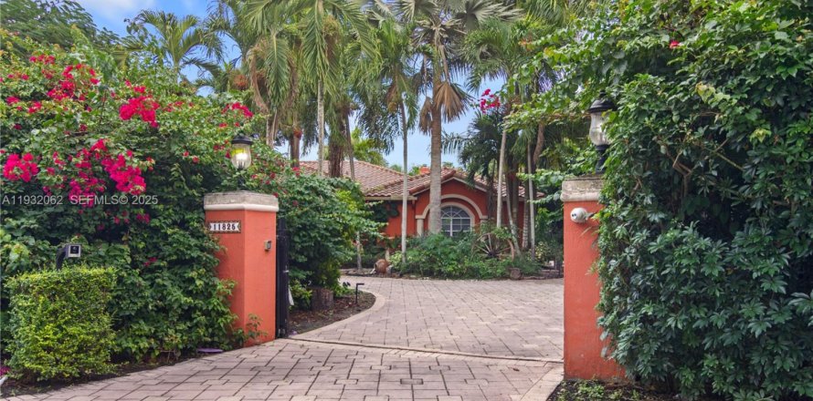 House in Pinecrest, Florida 6 bedrooms, 449.74 sq.m. № 1990672