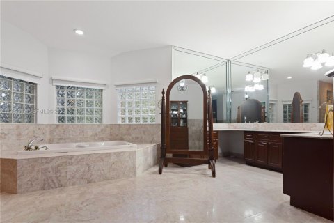 House in Pinecrest, Florida 6 bedrooms, 449.74 sq.m. № 1990672 - photo 17