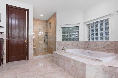 House in Pinecrest, Florida 6 bedrooms, 449.74 sq.m. № 1990672 - photo 16