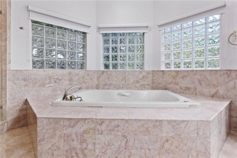 House in Pinecrest, Florida 6 bedrooms, 449.74 sq.m. № 1990672 - photo 15