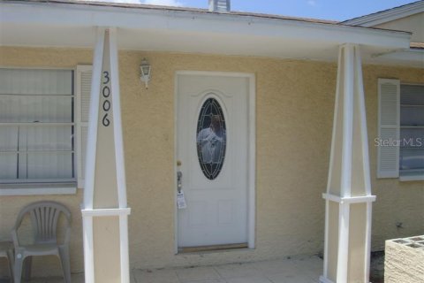 House in Tampa, Florida 2 bedrooms, 135.82 sq.m. № 2113614 - photo 2