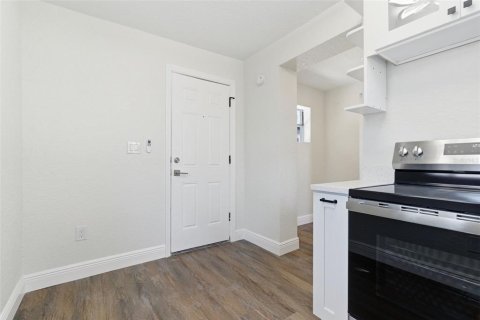 Снять в аренду квартиру в Мадейра - Бич, Флорида 4 комнаты, 41.81м2, № 2093737 - фото 11